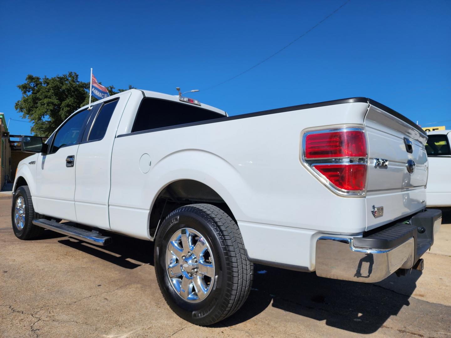 2013 WHITE /GRAY Ford F-150 XLT (1FTEX1CM4DF) with an 3.7L V6 DOHC 24V engine, 6-Speed Automatic transmission, located at 2660 S.Garland Avenue, Garland, TX, 75041, (469) 298-3118, 32.885551, -96.655602 - Welcome to DallasAutos4Less, one of the Premier BUY HERE PAY HERE Dealers in the North Dallas Area. We specialize in financing to people with NO CREDIT or BAD CREDIT. We need proof of income, proof of residence, and a ID. Come buy your new car from us today!! This is a very well cared for 2013 FO - Photo#5